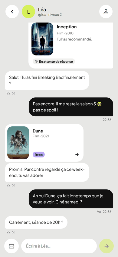 Conversation avec Léa sur téléphone : messages et cartes de films partagés (Inception, Dune)